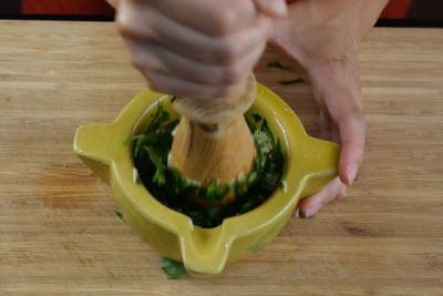 picar con un mortero un Majado o picadillo de ajo y perejil FÁCIL y RÁPIDO