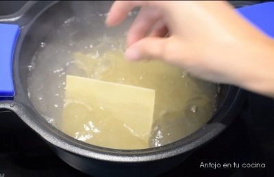agregar de una en una las placas de pasta en agua salada hirviendo
