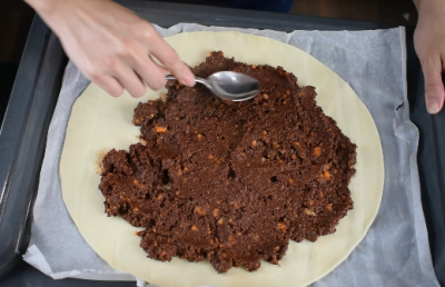 esparcir la morcilla por el centro del hojaldre