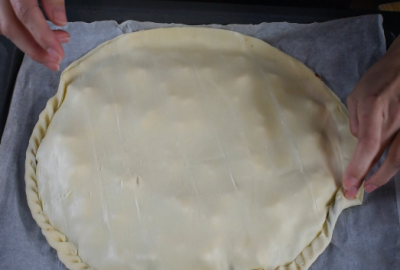 cerrar los bordes de una empanada con las manos