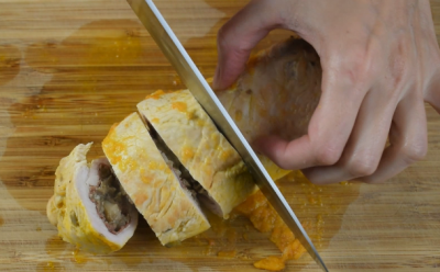 cortar el rollo de pavo relleno