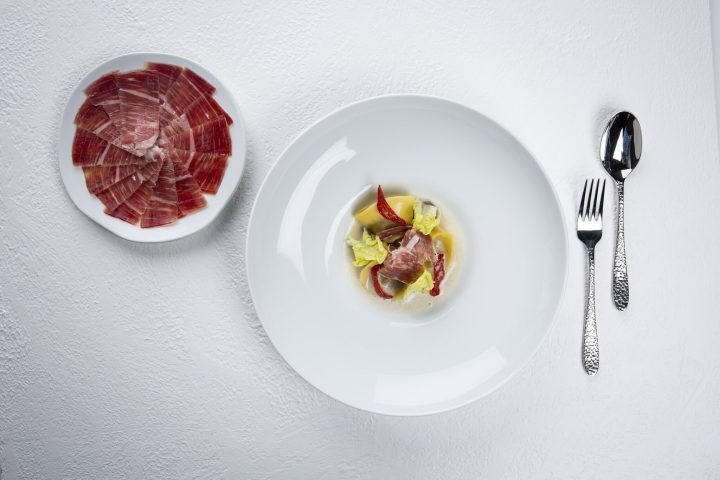 jamon iberico en lonchas y en un plato de ensalada