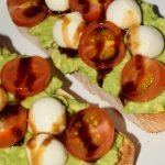 tostada aguacate con tomate y morarella