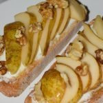 Tostadas de queso de cabra con pera, miel y nueces