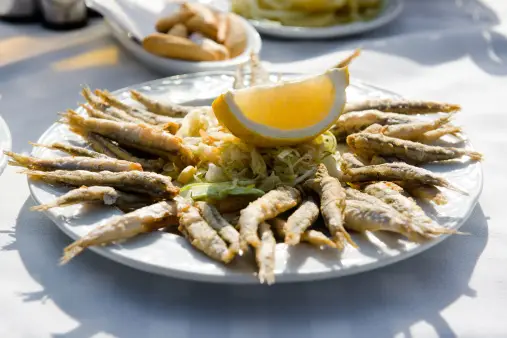 pescaditos fritos con rodaja de limón