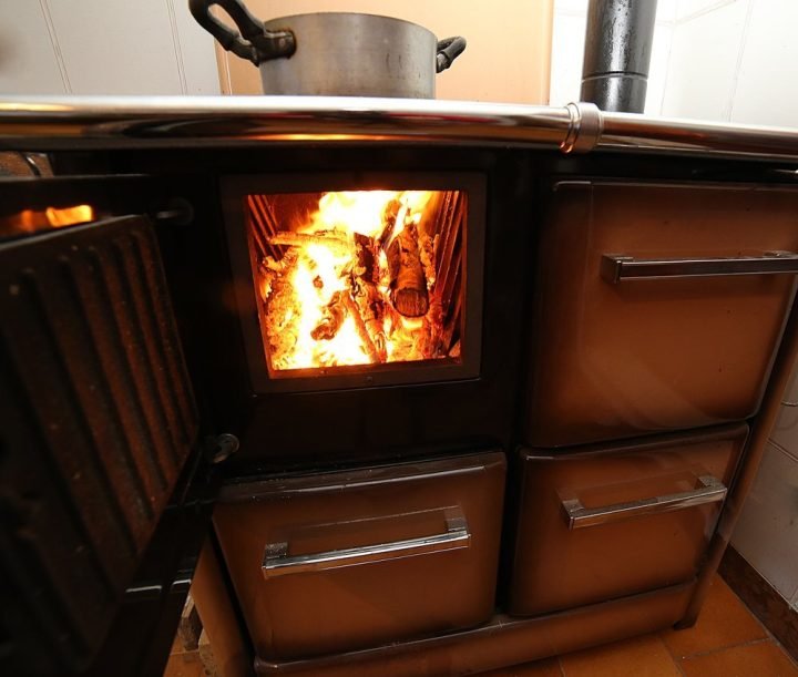 Cocinar un guiso en estufa de leña