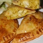Empanadillas de pollo al curry cocinadas al horno, en freidora de aire o fritas