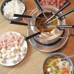 Fondue de caldo con carne, verdura y fideos al estilo Hot Pot