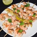 Brochetas de langostinos a la plancha con lima y cilantro