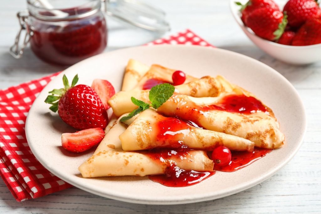 Crepes con sirope de fresa. Receta fácil para 2 personas