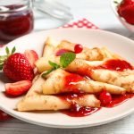 Crepes con sirope de fresa. Receta fácil para 2 personas