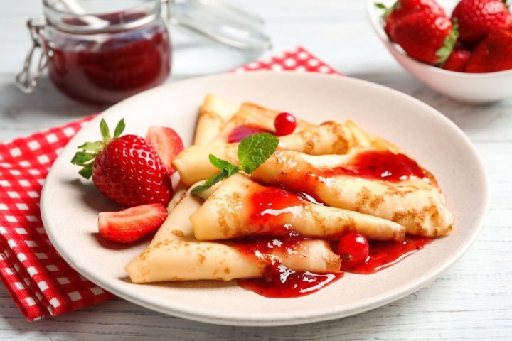 Crepes con sirope de fresa. Receta fácil para 2 personas