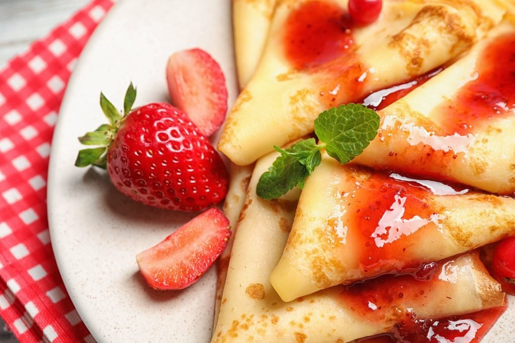 Crepes con sirope de fresa. Receta fácil para 2 personas
