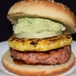 Hamburguesas de pavo con cebolla y piña a la plancha