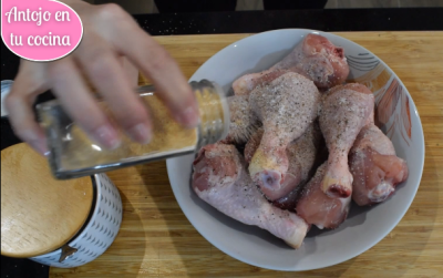 sazonar muslos de pollo