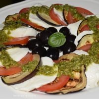 Ensalada con berenjena y tomate al estilo caprese