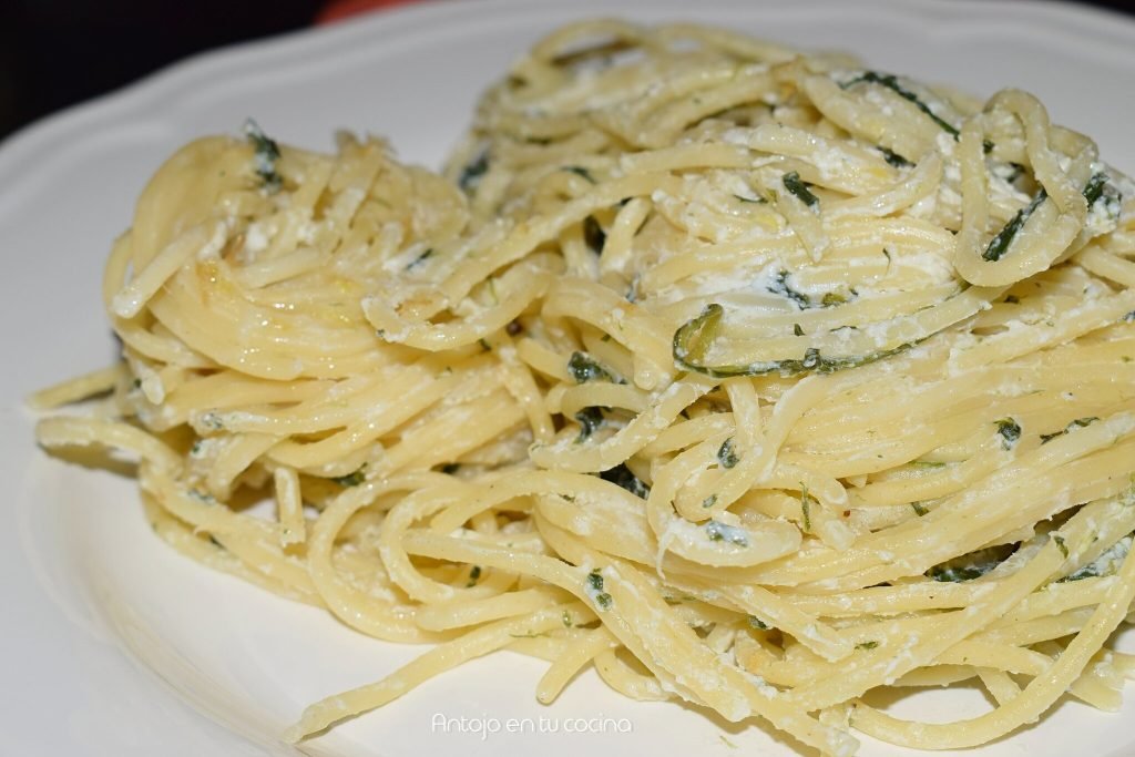 Pasta con ricota, espinacas y limón. Receta fácil