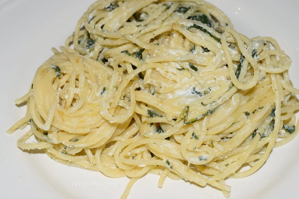 Pasta con ricota, espinacas y limón. Receta fácil