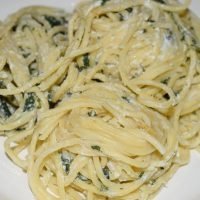 Pasta con ricota, espinacas y limón. Receta fácil