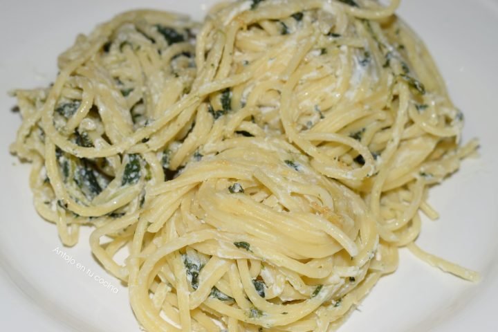 Pasta con ricota, espinacas y limón. Receta fácil