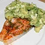 Salmón con ensalada de aguacate y queso feta