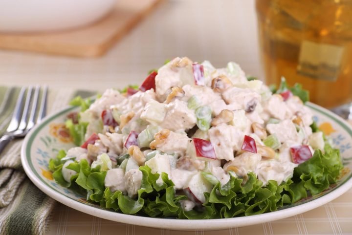 Ensalada de pollo con manzana, receta fresca y sabrosa