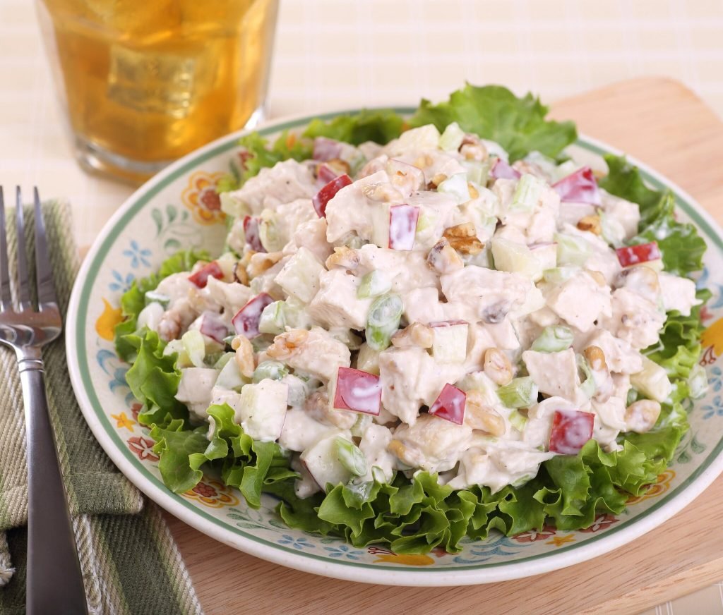 Ensalada de pollo con manzana, receta fresca y sabrosa