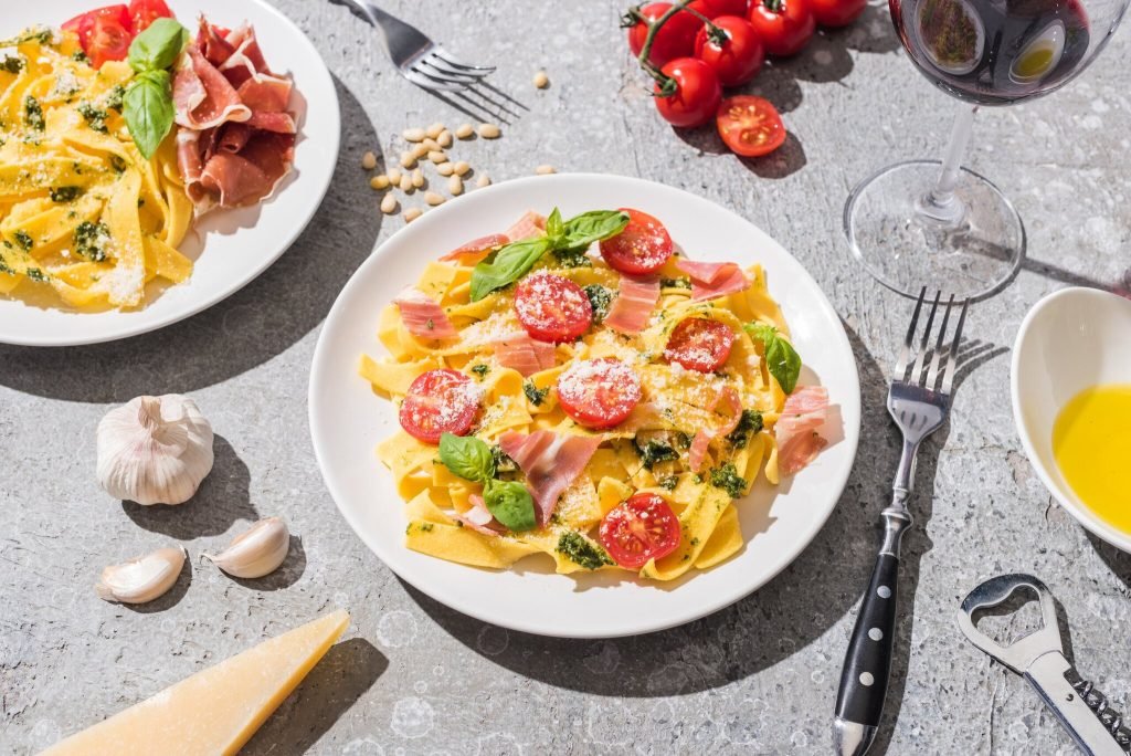 Pasta con pesto y jamón serrano