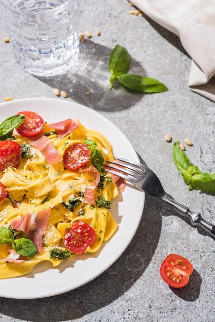 Pasta con pesto y jamón serrano