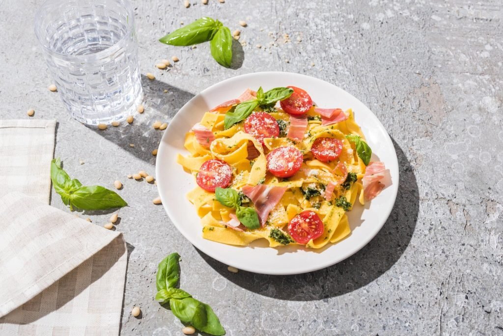 Pasta con pesto y jamón serrano