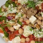 Ensalada gourmet de garbanzos con salsa de yogur