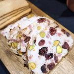 Fiambre de pollo con pistachos y arándanos. Aperitivo fácil y elegante