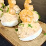 Huevos rellenos de gambas al ajillo ¡la mayonesa casera te sorprenderá!
