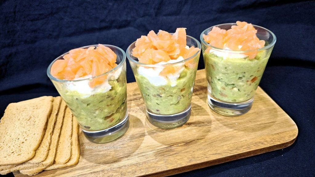 Vasitos de aguacate, queso crema y salmón ahumado: Aperitivo Fácil y Rápido