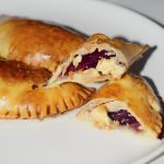 Empanadillas dulces rellenas de chocolate blanco y arándanos