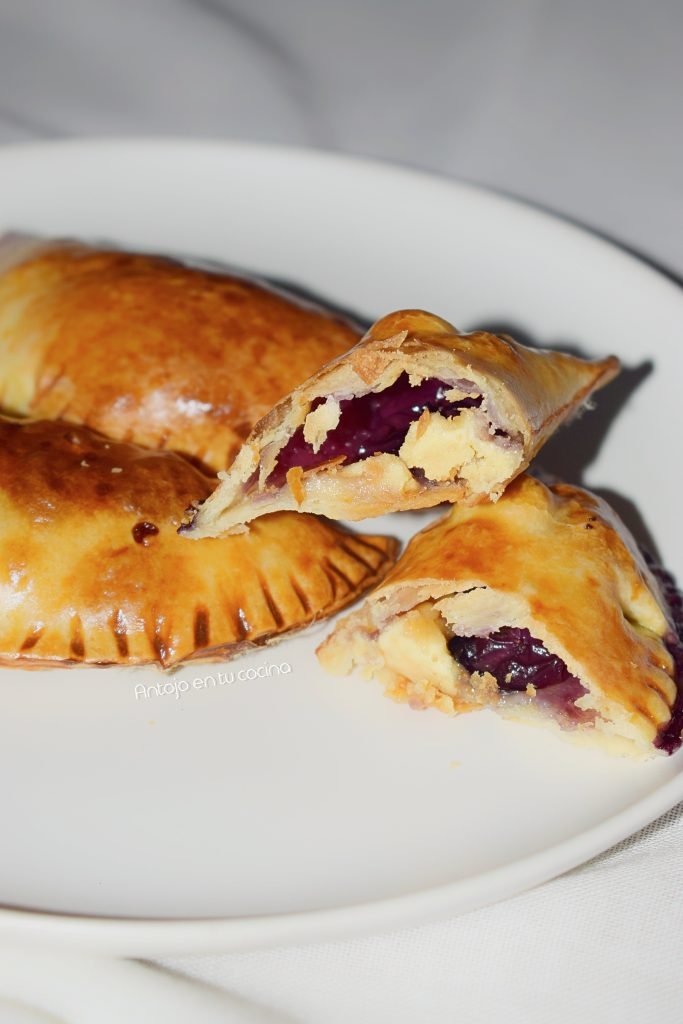 Empanadillas dulces rellenas de chocolate blanco y arándanos