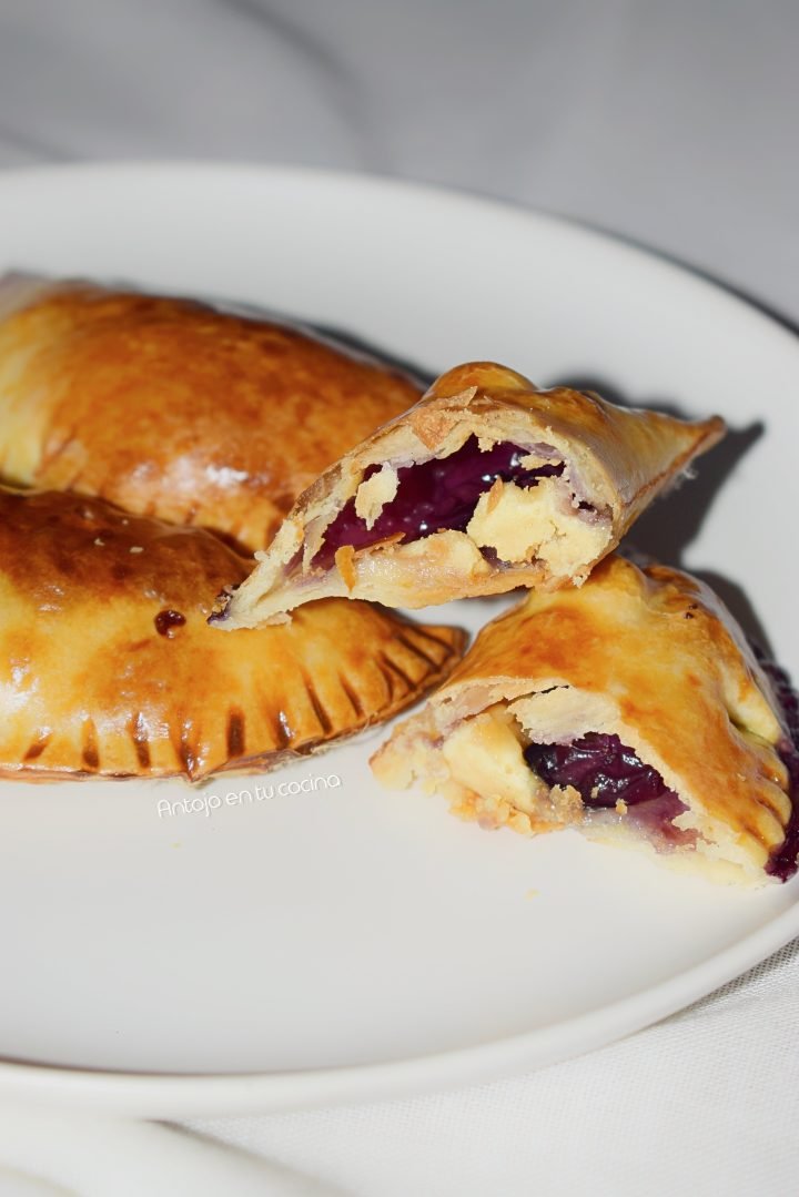 Empanadillas dulces rellenas de chocolate blanco y arándanos