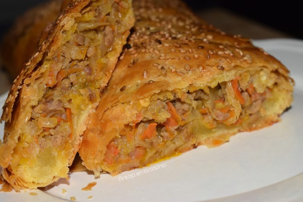 Rollo de hojaldre relleno de col y carne ¡fácil y delicioso!