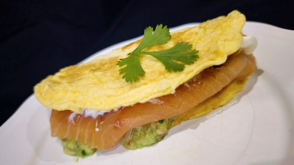 Tortilla rellena de salmón ahumado y aguacate ¡desayuno, merienda o cena exprés!