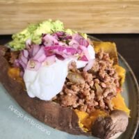 Boniato relleno de carne con aguacate y yogur griego: receta fácil, saludable y deliciosa