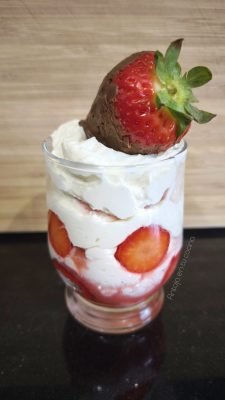 Vasito de fresas con nata y bizcocho: postre fácil y delicioso