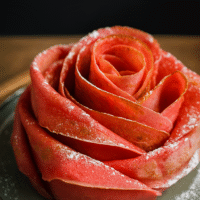 Tarta flor de crepes con nata y mermelada de fresa (fácil y sin horno)
