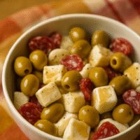 Aperitivo fácil con fuet, queso y aceitunas: irresistible, rápido y lleno de sabor