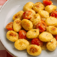 Ñoquis con tomate cherry y queso cottage: receta fácil, saludable y lista en 15 minutos