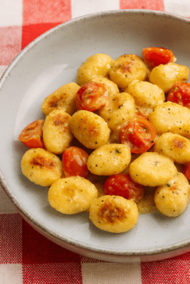 Ñoquis con tomate cherry y queso cottage: receta fácil, saludable y lista en 15 minutos