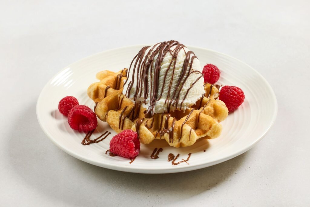 gofre belga con helado, chocolate y frambuesas frescas gofre belga con helado, chocolate y frambuesas frescas
