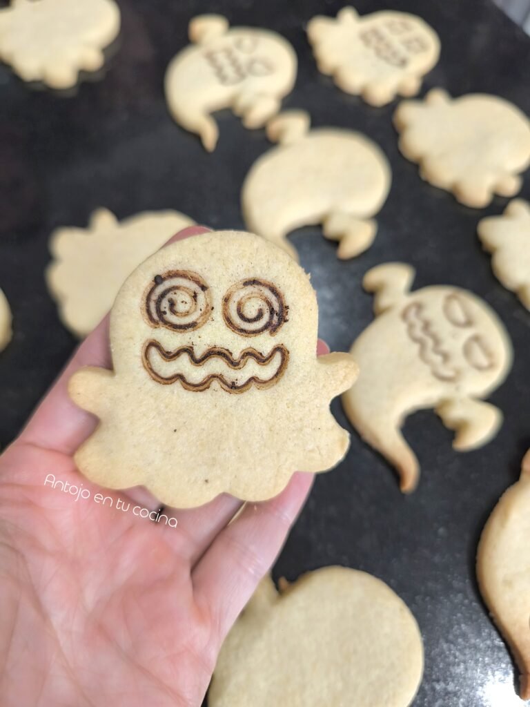 Galletas de mantequilla decoradas para Halloween (rellenas de crema de queso y chocolate)