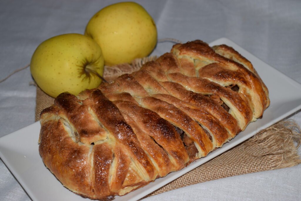 Strudel de manzana fácil con hojaldre: una receta casera, crujiente y deliciosa