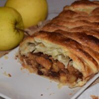 Strudel de manzana fácil con hojaldre: una receta casera, crujiente y deliciosa