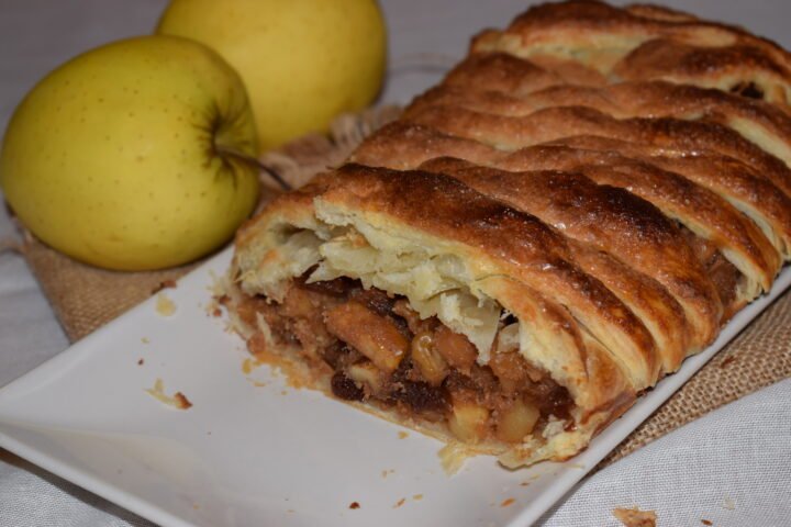 Strudel de manzana fácil con hojaldre: una receta casera, crujiente y deliciosa